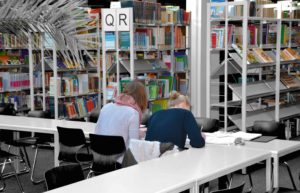 Schüler in Bibliothek